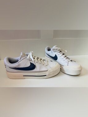 Nike legacy lift court shoes